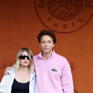 Mélanie Thierry et son compagnon, le chanteur Raphaël - Les célébrités au village lors des Internationaux de France de tennis de Roland Garros 2024 à Paris. Le 29 mai 2024. © Jacovides-Moreau / Bestimage 