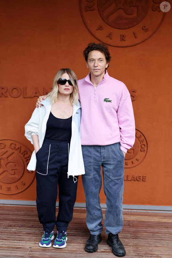 Mélanie Thierry et son compagnon, le chanteur Raphaël - Les célébrités au village lors des Internationaux de France de tennis de Roland Garros 2024 à Paris. Le 29 mai 2024. © Jacovides-Moreau / Bestimage 