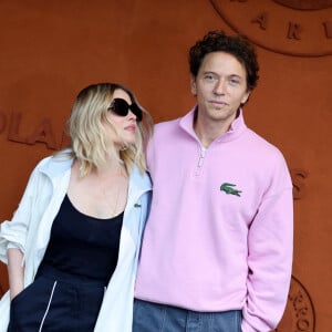 Mélanie Thierry et son compagnon, le chanteur Raphaël - Les célébrités au village lors des Internationaux de France de tennis de Roland Garros à Paris. © Jacovides-Moreau / Bestimage