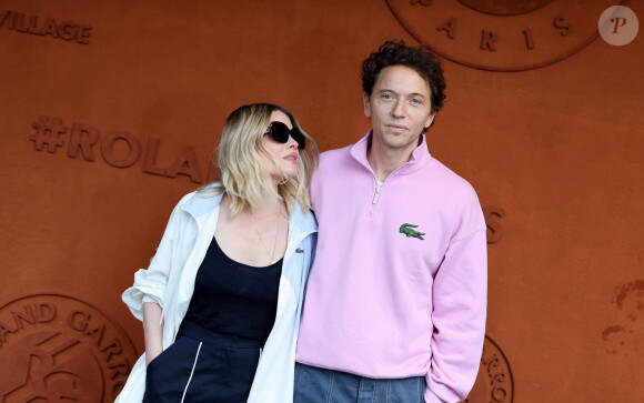 Mélanie Thierry et son compagnon, le chanteur Raphaël - Les célébrités au village lors des Internationaux de France de tennis de Roland Garros à Paris. © Jacovides-Moreau / Bestimage