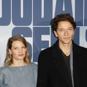 Cela préserve aussi leurs trois enfants. 
Mélanie Thierry (enceinte de son 3ème enfant) et son compagnon Raphaël Haroche - Avant-première du film "Soudain Seuls" à l'UGC à Normandie à Paris le 4 décembre 2023. © Marc Ausset-Lacroix/Bestimage