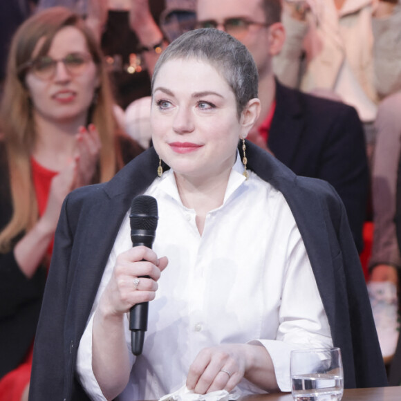Héroïne du film de science-fiction "Survivre", Emilie Dequenne est une survivante dans la vraie vie
Exclusif - Claude Lelouch, Emilie Dequenne sur le plateau de l'émisson "C à vous" lors du 77ème Festival International du Film de Cannes © Jack Tribeca / Bestimage