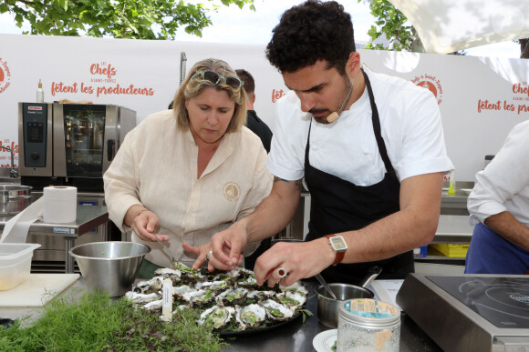 Les Chefs à Saint-Tropez fêtent les producteurs - Démonstration culinaire avec La Cheffe Stéphanie Le Quellec - La Scène - Paris et Les Candidats Quentin Maufrais et Jorick Dorignac - TopChef 2024, le 6 mai 2024, place des Lices à Saint-Tropez. Photo : Jorick Dorignac et Stéphanie Le Quellec © Jean-Marc Lhomer/Bestimage 