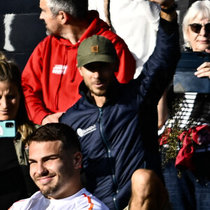 Antoine Dupont avec la Flamme Olympique - La Flamme Olympique (JO 2024) arrive en Haute-Garonne et traverse la Ville de Toulouse et finit dans le stade d'Ernest-Wallon le 17 mai 2024. © Thierry Breton / Panoramic / Bestimage