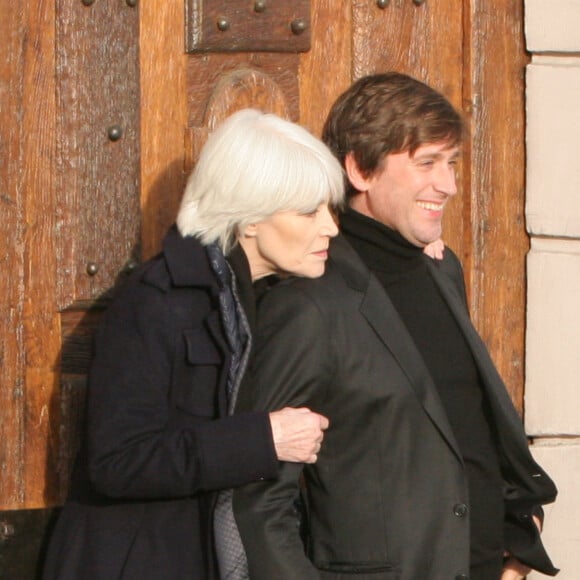 Exclusif - Françoise Hardy et son fils Thomas Dutronc se baladent le long des quais de l'Île Saint-Louis à Paris, France, le 2 novembre 2016. Françoise Hardy se dévoile dans "Un cadeau du ciel", son dernier livre aux Éditions des Équateur dans lequel elle revient sur son hospitalisation en mars dernier (15) pour son lymphome, en librairie, le 3 novembre.