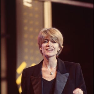 Elle a même publié des ouvrages à ce sujet, "Entre les lignes, entre les signes" en 1988 et "Les rythmes du zodiaque" en 2003
Archives - Françoise Hardy sur scène en 1988