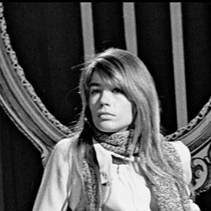 Archives - Françoise Hardy sur un plateau de télévision en 1967