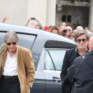 Jacques et Thomas Dutronc arrivent aux obsèques de Françoise Hardy au crématorium du Père Lachaise à Paris le 20 juin 2024