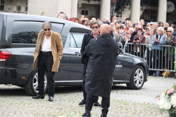 Jacques et Thomas Dutronc arrivent aux obsèques de Françoise Hardy au crématorium du Père Lachaise à Paris le 20 juin 2024