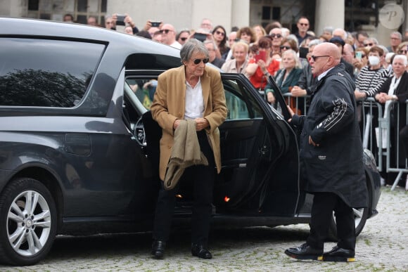 Jacques Dutronc arrive aux obsèques de Françoise Hardy au crématorium du Père Lachaise à Paris le 20 juin 2024