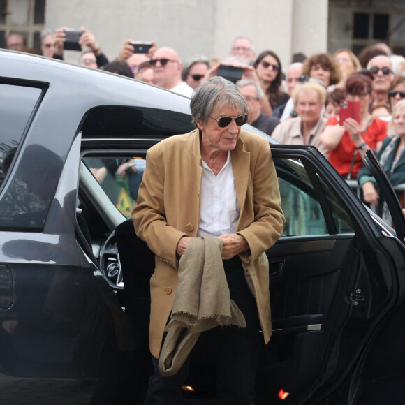 Jacques Dutronc arrive aux obsèques de Françoise Hardy au crématorium du Père Lachaise à Paris le 20 juin 2024