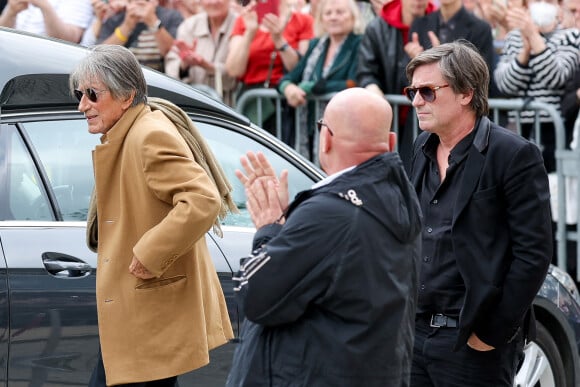 Jacques Dutronc et son fils Thomas Dutronc - Arrivées aux obsèques de l'auteure-compositrice-interprète et actrice française Françoise Hardy au cimetière du Père-Lachaise à Paris, France, le 20 juin 2024. © Jacovides-Moreau/Bestimage 