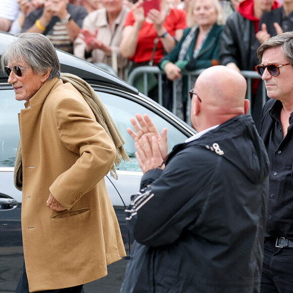 Jacques Dutronc et son fils Thomas Dutronc - Arrivées aux obsèques de l'auteure-compositrice-interprète et actrice française Françoise Hardy au cimetière du Père-Lachaise à Paris, France, le 20 juin 2024. © Jacovides-Moreau/Bestimage 