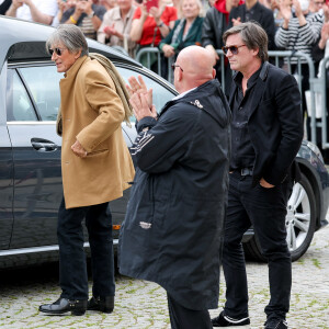 Jacques Dutronc et son fils Thomas Dutronc - Arrivées aux obsèques de l'auteure-compositrice-interprète et actrice française Françoise Hardy au cimetière du Père-Lachaise à Paris, France, le 20 juin 2024. © Jacovides-Moreau/Bestimage