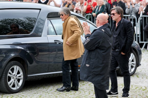 Jacques Dutronc et son fils Thomas Dutronc - Arrivées aux obsèques de l'auteure-compositrice-interprète et actrice française Françoise Hardy au cimetière du Père-Lachaise à Paris, France, le 20 juin 2024. © Jacovides-Moreau/Bestimage