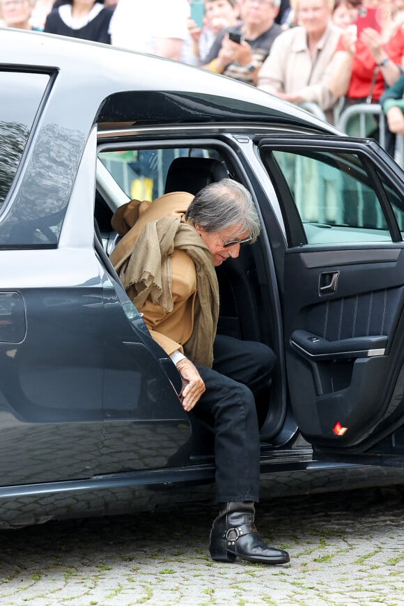 Jacques Dutronc - Arrivées aux obsèques de l'auteure-compositrice-interprète et actrice française Françoise Hardy au cimetière du Père-Lachaise à Paris, France, le 20 juin 2024. © Jacovides-Moreau/Bestimage