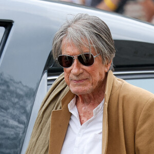 Jacques Dutronc - Arrivées aux obsèques de l'auteure-compositrice-interprète et actrice française Françoise Hardy au cimetière du Père-Lachaise à Paris, France, le 20 juin 2024. © Jacovides-Moreau/Bestimage