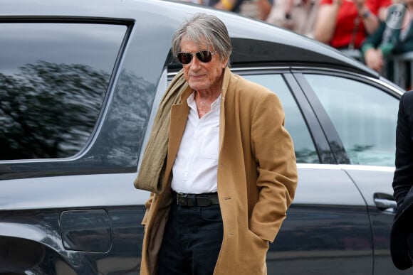 Jacques Dutronc - Arrivées aux obsèques de l'auteure-compositrice-interprète et actrice française Françoise Hardy au cimetière du Père-Lachaise à Paris, France, le 20 juin 2024. © Jacovides-Moreau/Bestimage