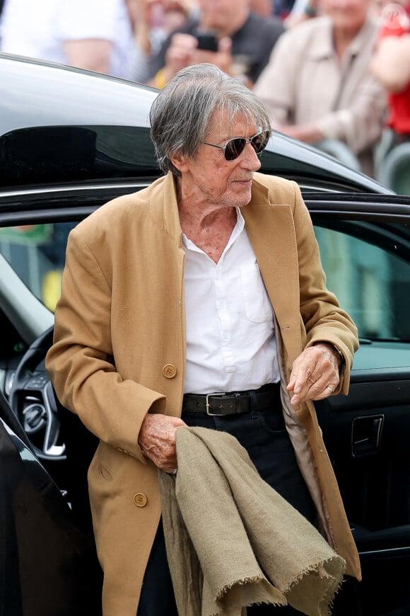 Jacques Dutronc - Arrivées aux obsèques de l'auteure-compositrice-interprète et actrice française Françoise Hardy au cimetière du Père-Lachaise à Paris, France, le 20 juin 2024. © Jacovides-Moreau/Bestimage