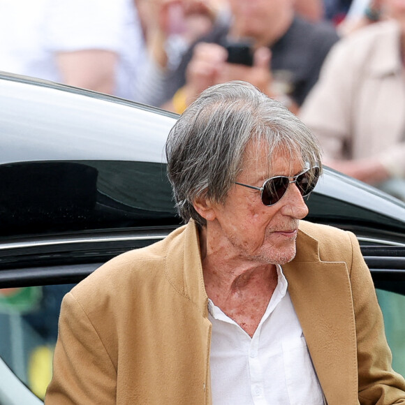 Jacques Dutronc - Arrivées aux obsèques de l'auteure-compositrice-interprète et actrice française Françoise Hardy au cimetière du Père-Lachaise à Paris, France, le 20 juin 2024. © Jacovides-Moreau/Bestimage