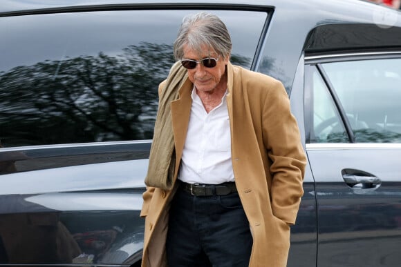 Jacques Dutronc - Arrivées aux obsèques de l'auteure-compositrice-interprète et actrice française Françoise Hardy au cimetière du Père-Lachaise à Paris, France, le 20 juin 2024. © Jacovides-Moreau/Bestimage