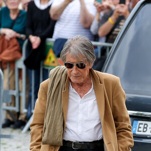 Jacques Dutronc - Arrivées aux obsèques de l'auteure-compositrice-interprète et actrice française Françoise Hardy au cimetière du Père-Lachaise à Paris, France, le 20 juin 2024. © Jacovides-Moreau/Bestimage