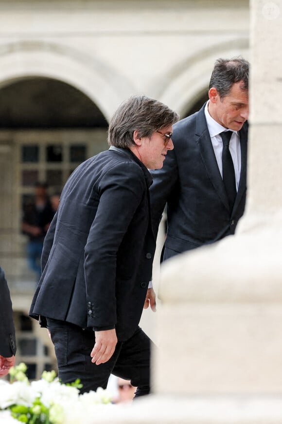 Thomas Dutronc - Arrivées aux obsèques de l'auteure-compositrice-interprète et actrice française Françoise Hardy au cimetière du Père-Lachaise à Paris, France, le 20 juin 2024. © Jacovides-Moreau/Bestimage