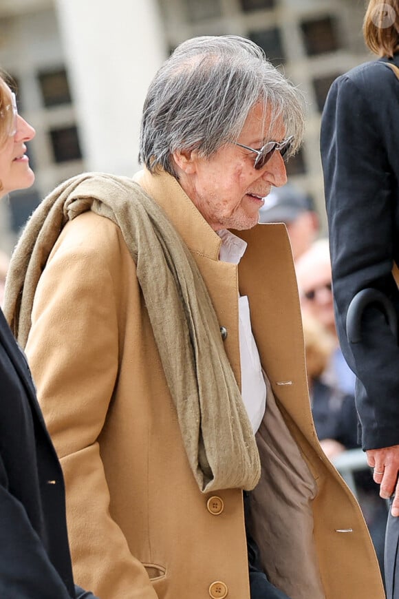 Jacques Dutronc - Arrivées aux obsèques de l'auteure-compositrice-interprète et actrice française Françoise Hardy au cimetière du Père-Lachaise à Paris, France, le 20 juin 2024. © Jacovides-Moreau/Bestimage