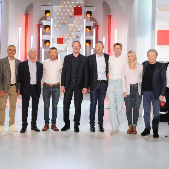 Un inédit de "Vivement dimanche" est attendu sur France 3.
Exclusif - Thierry Gouvenou, Emmanuel Chaunu, Franck Ferrand, Laurent Jalabert, Jean Paul Ollivier, Thomas Voeckler, Christian Prudhomme, Nicolas Geay, Yoann Offredo, Marion Rousse, Michel Drucker, Laurent Lhuyat et Gérard Holtz - Enregistrement de l'émission "Vivement dimanche" au Studio Gabriel à Paris, présentée par M.Drucker © Guillaume Gaffiot / Bestimage