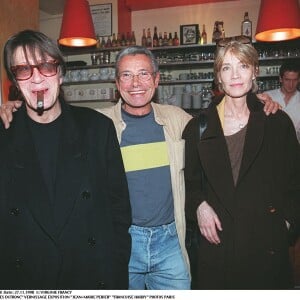 Françoise Hardy avec Jean-Marie Périer et Jacques Dutronc au vernissage de l'exposition de Jean-Marie Périer le 27 novembre 1998