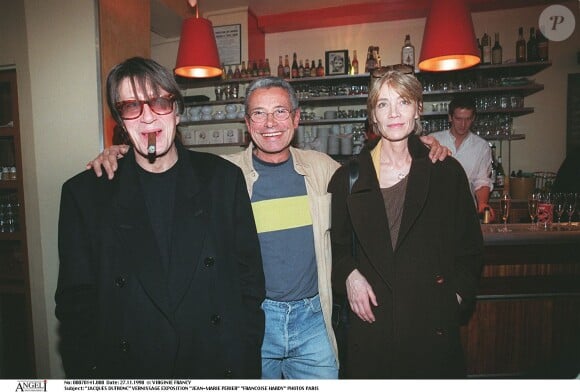 Françoise Hardy avec Jean-Marie Périer et Jacques Dutronc au vernissage de l'exposition de Jean-Marie Périer le 27 novembre 1998