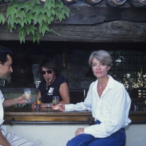 "Françoise a sauvé ma vie, et Sylvie m'a sauvé la vie. Sylvie, à deux reprises. Sans elle, je ne serais pas là, mais avec Serge Gainsbourg."
En France, en Corse, Michel Denisot chez Jacques DUTRONC et Françoise HARDY en juillet 1988.