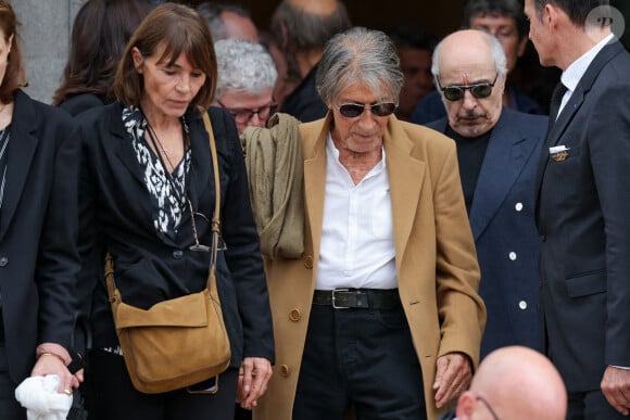 Jacques Dutronc et sa compagne Sylvie Duval - Sortie des obsèques de l'auteure-compositrice-interprète et actrice française Françoise Hardy au crématorium du cimetière du Père-Lachaise à Paris, France, le 20 juin 2024. © Jacovides-Moreau/Bestimage 