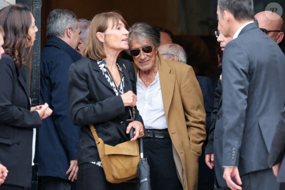 Il avait notamment révélé comment Sylvie lui avait permis d'atteindre les 80 ans à deux reprises
Jacques Dutronc et sa compagne Sylvie Duval - Sortie des obsèques de l'auteure-compositrice-interprète et actrice française Françoise Hardy au crématorium du cimetière du Père-Lachaise à Paris, France, le 20 juin 2024. © Jacovides-Moreau/Bestimage 