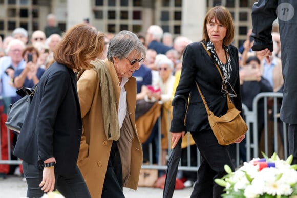 Quant à Sylvie, il peut la qualifier d'ange gardien : "J'étais ouvert jusqu'au front à cause d'un chat qui m'a fait tomber. [...] Sylvie a fait venir les pompiers. Sinon, je serais resté crevé"
Jacques Dutronc et sa compagne Sylvie Duval - Arrivées aux obsèques de l'auteure-compositrice-interprète et actrice française Françoise Hardy au crématorium du cimetière du Père-Lachaise à Paris, France, le 20 juin 2024. © Jacovides-Moreau/Bestimage 