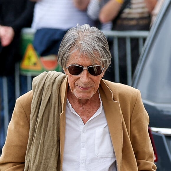 Jacques Dutronc et son fils Thomas Dutronc - Arrivées aux obsèques de l'auteure-compositrice-interprète et actrice française Françoise Hardy au crématorium du cimetière du Père-Lachaise à Paris, France, le 20 juin 2024. © Jacovides-Moreau/Bestimage 