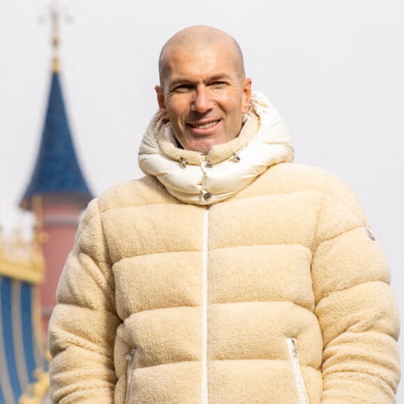 "Le paysagiste, réputé pour son travail au parc d'attractions Port Aventura, a su créer un environnement harmonieux et accueillant, propice à la détente et à la convivialité" 
Zinédine Zidane - People au 30ème anniversaire du parc d'attractions Disneyland Paris à Marne-la-Vallée le 5 mars 2022. © Disney via Bestimage 