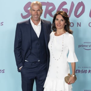 Installé depuis plus de vingt ans dans une vaste demeure située non loin de l'aéroport de Madrid estimée à plus de 6 millions d'euros, Zinedine Zidane et sa femme Véronique Fernandez profitent d'un cadre de vie idyllique en Espagne.
Zinedine Zidane et sa femme Véronique - Première du documentaire "Le coeur de Sergio Ramos" à Madrid