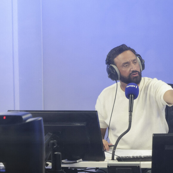 Exclusif - Cyril Hanouna - C.Hanouna avec ses chroniqueurs G.Maillet, E.Naulleau, G.Le Bret, V.Benaim, R.Aabou, et l'invité du jour, N.Dupont-Aignan, aux commandes de l'émission "On Marche Sur La Tête" diffusée en direct sur les ondes de radio Europe 1, à Paris, France, le 18 juin 2024. © Jack Tribeca/Bestimage 