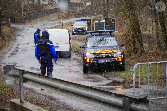 Route menant au Vernet bloquée par les gendarmes après la découverte d'ossements du petit Émile. @ Thibaut Durand/ABACAPRESS.COM