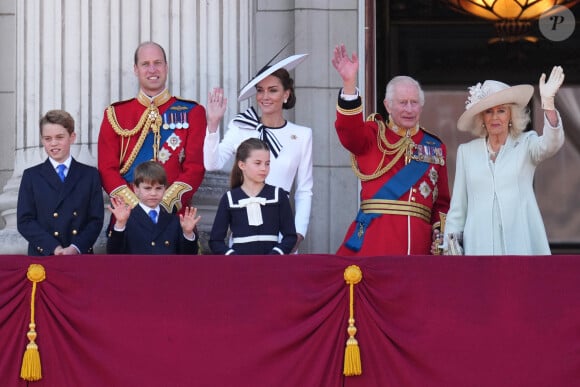 Le prince George, le prince Louis, la princesse Charlotte, le prince William, prince de Galles, Catherine Kate Middleton, princesse de Galles, le roi Charles III d'Angleterre, la reine consort Camilla au balcon du Palais de Buckingham lors de la parade militaire "Trooping the Colour" à Londres le 15 juin 2024