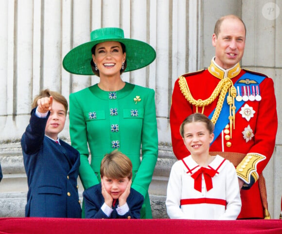 La famille royale d'Angleterre sur le balcon du palais de Buckingham lors du défilé "Trooping the Colour" à Londres, le 17 juin 2023