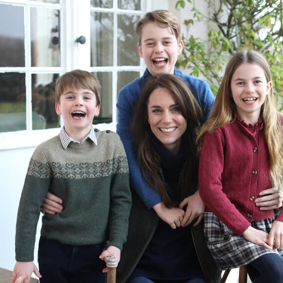 Le prince William a partagé une photographie de la princesse de Galles Catherine Kate Middleton avec ses enfants, le prince George, le prince Louis et la princesse Charlotte, le 10 mars 2024