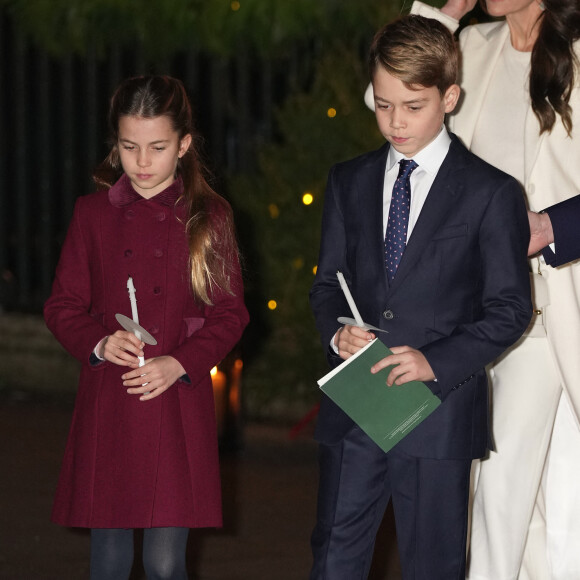 Le prince George de Galles et La princesse Charlotte de Galles lors du traditionnel concert de Noël "Together At Christmas" à l'abbaye de Westminster à Londres le 8 décembre 2023