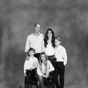 Photo de Noël officielle de la famille royale du prince William, prince de Galles, avec Catherine (Kate) Middleton, princesse de Galles, et leurs enfants : le prince George de Galles, la princesse Charlotte de Galles et le prince Louis de Galles, à Londres, le 8 décembre 2023