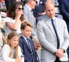 Pour le premier concert d'une série de huit, le fils du roi Charles III a apprécié le moment avec ses deux enfants les plus grands, le prince George et la princesse Charlotte.
Prince William, Prince George et Princesse Charlotte regardent la remise de prix faite par la Princesse de Galles à Wimbledon en Angleterre