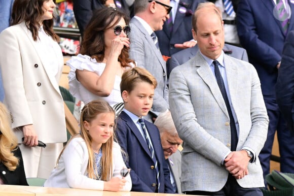 Pour le premier concert d'une série de huit, le fils du roi Charles III a apprécié le moment avec ses deux enfants les plus grands, le prince George et la princesse Charlotte.
Prince William, Prince George et Princesse Charlotte regardent la remise de prix faite par la Princesse de Galles à Wimbledon en Angleterre