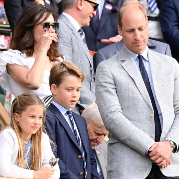 Pour le premier concert d'une série de huit, le fils du roi Charles III a apprécié le moment avec ses deux enfants les plus grands, le prince George et la princesse Charlotte.
Prince William, Prince George et Princesse Charlotte regardent la remise de prix faite par la Princesse de Galles à Wimbledon en Angleterre