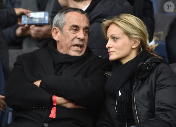 Thierry Ardisson et son épouse Audrey Crespo-Mara assistent au match de football de première division française (L1) entre le Paris Saint-Germain (PSG) et Reims au stade du Parc des Princes à Paris, France, le 20 février 2016. Le PSG s'est imposé 4-1. Photo par Christian Liewig/ABACAPRESS.COM