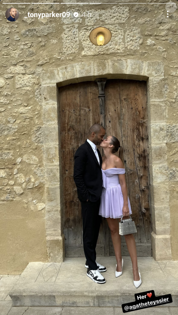 Plus décontractés mais toujours aussi classes, les deux amoureux se sont rendu en Occitanie pour la cérémonie nuptiale, plus amoureux que jamais.
Tony Parker et Agathe Teyssier lors du mariage d'une proche du basketteur, ce samedi 22 juin 2024